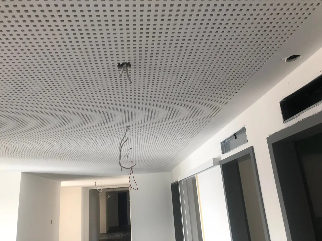 Akustikbeschichtung und Akustikdecken in Südbaden, echtes Projektfoto von Malerfachbetrieb Zimmermann